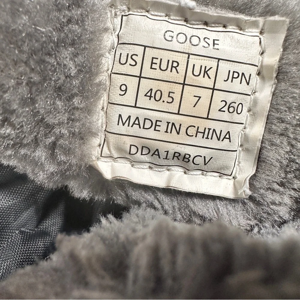 Dream Pairs Goose Womens Grey Faux Fur Winter Boots Size 9  EUC!